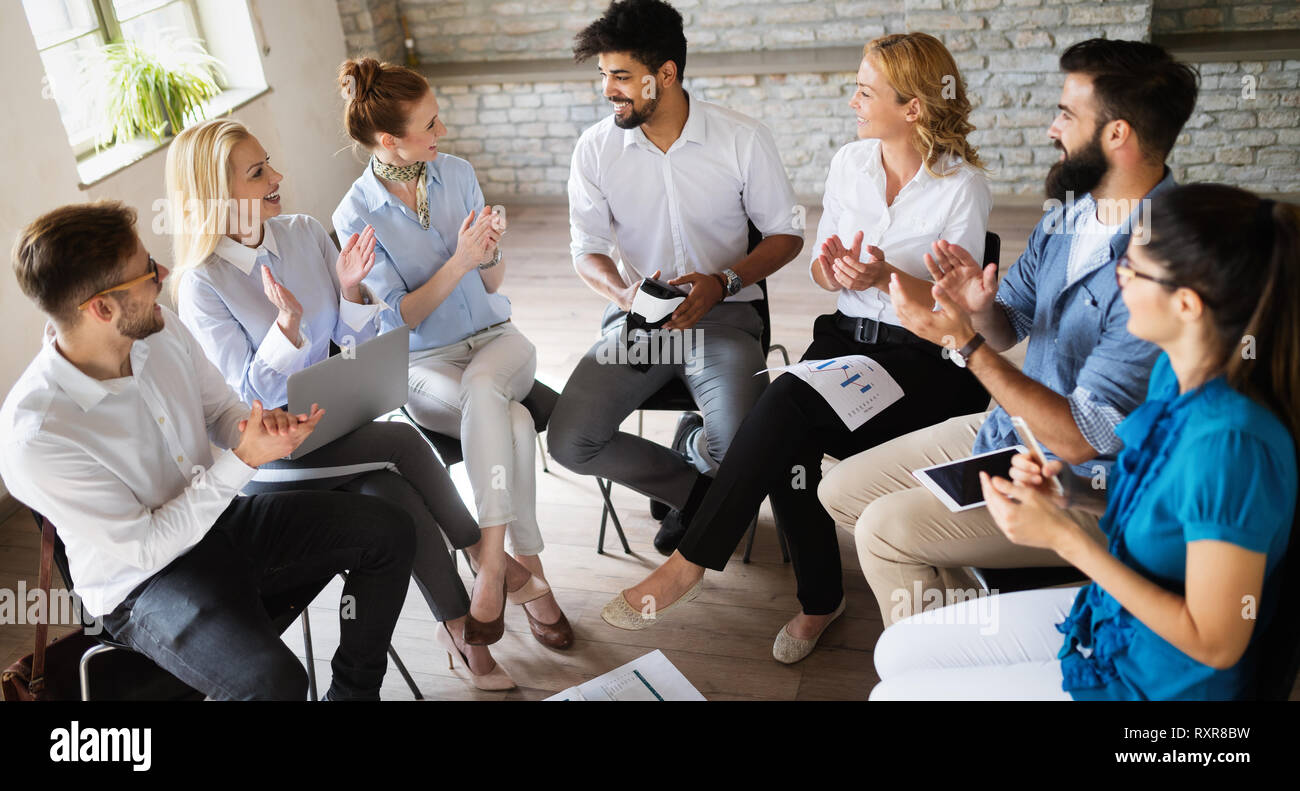 Gerne kreativ Team im Büro. Unternehmen, Neugründung, design, Menschen und Teamarbeit Konzept Stockfoto