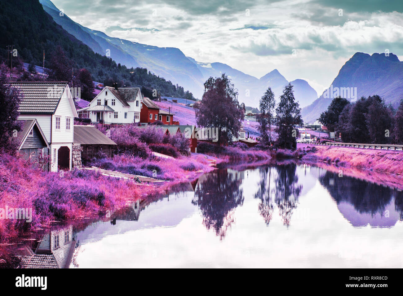 Norwegen, Landschaft, fyords, rot Laub Laub, Farbe, Infrarot Infrarot Landschaft, Fluss Reflexion, Infrarot, unsichtbare Farbe, kreative Fotografie, c Stockfoto