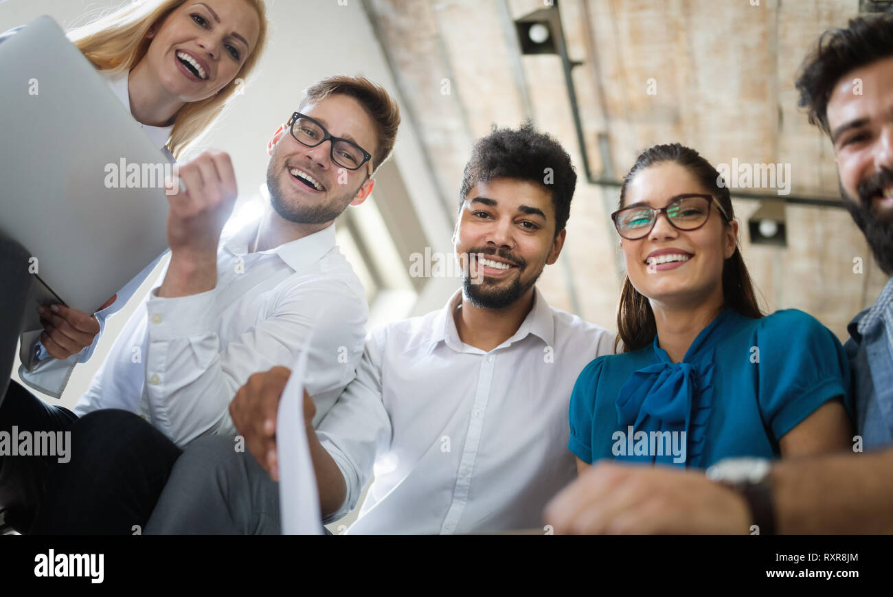 Erfolgreiche glücklichen Gruppe von Menschen lernen Software Engineering und Business während der Präsentation Stockfoto