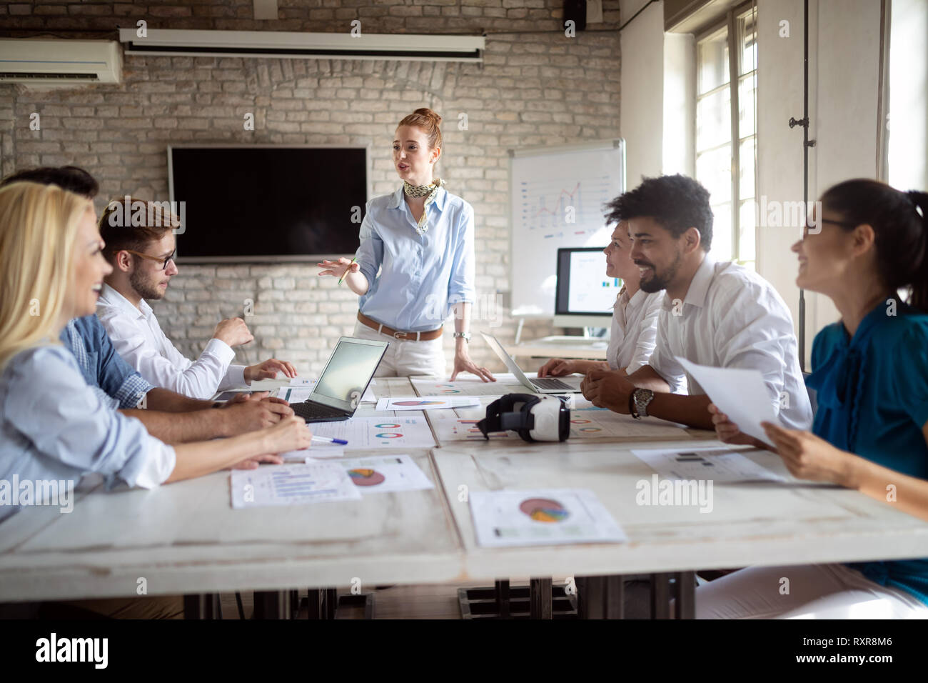 Erfolgreiche glücklichen Gruppe von Menschen lernen Software Engineering und Business während der Präsentation Stockfoto