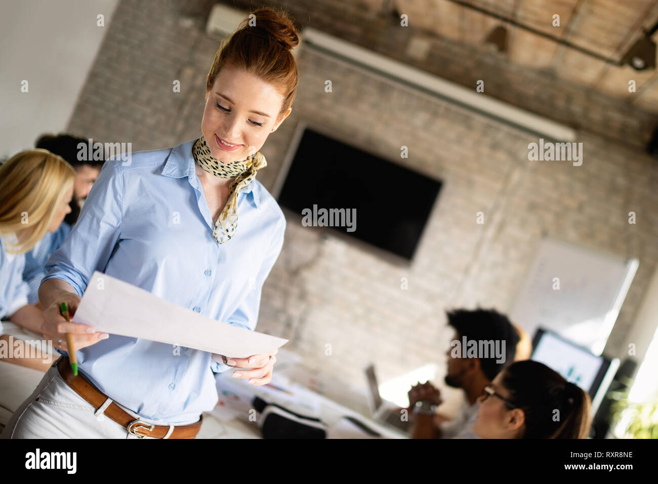 Schöne Geschäftsfrau Präsentation vor Kollegen in einem Meeting Stockfoto