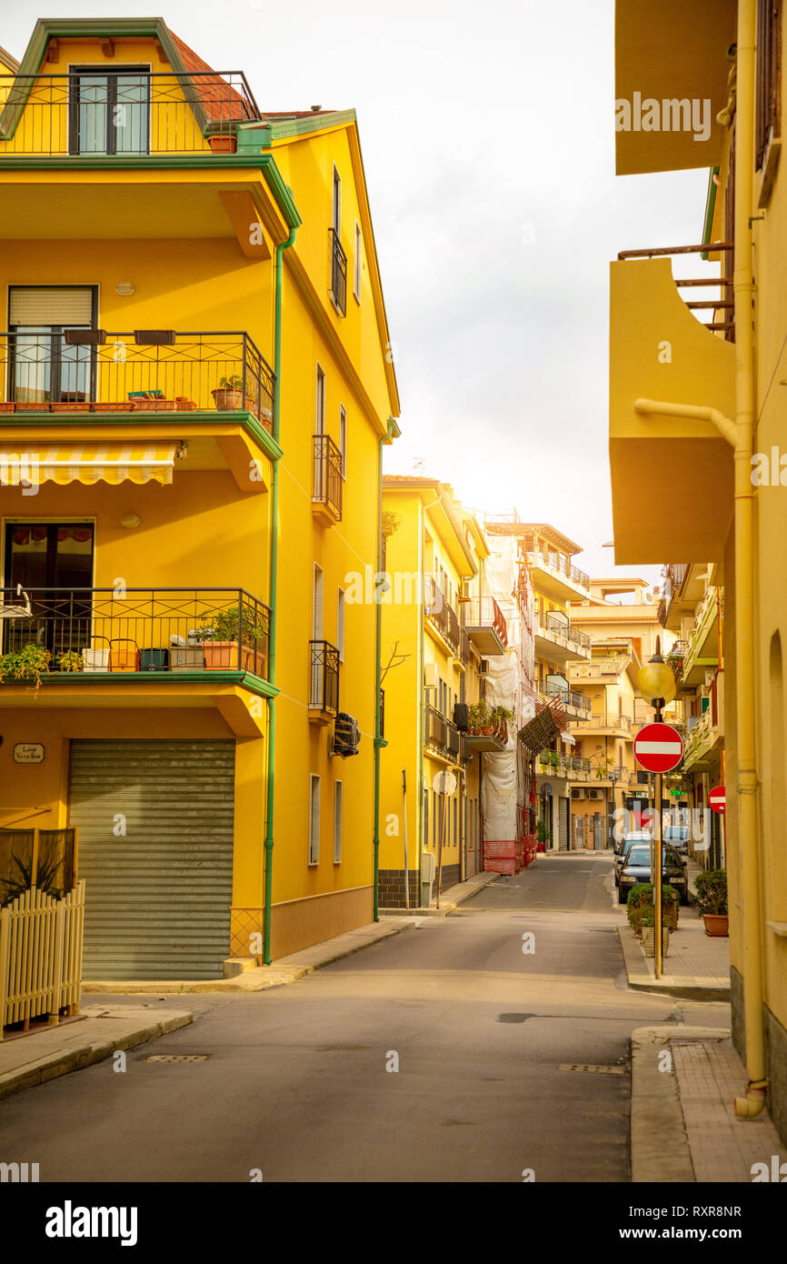 Capo di Orlando, Italien - 06.02.2019: Straße des Capo di Orlando mit seinen Stränden an der Nordküste von Sizilien, Italien Stockfoto