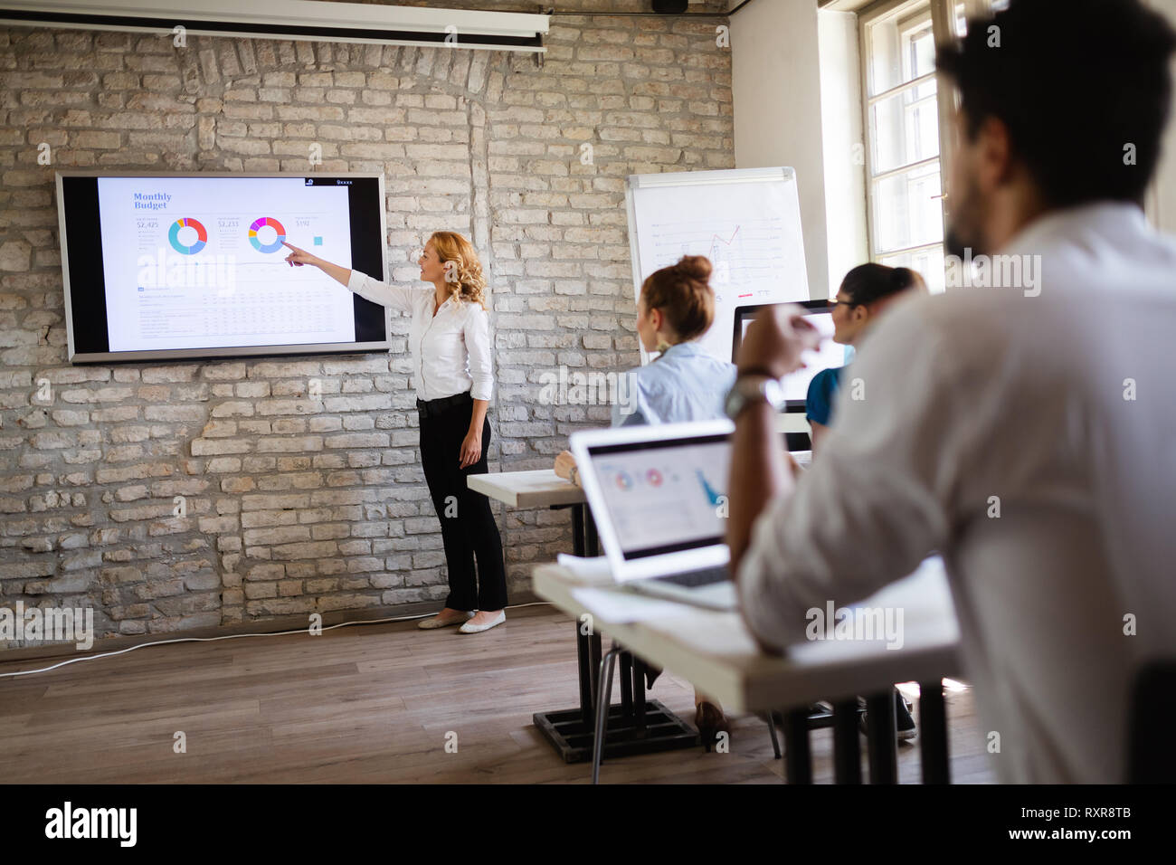 Erfolgreiche glücklichen Gruppe von Menschen lernen Software Engineering und Business während der Präsentation Stockfoto