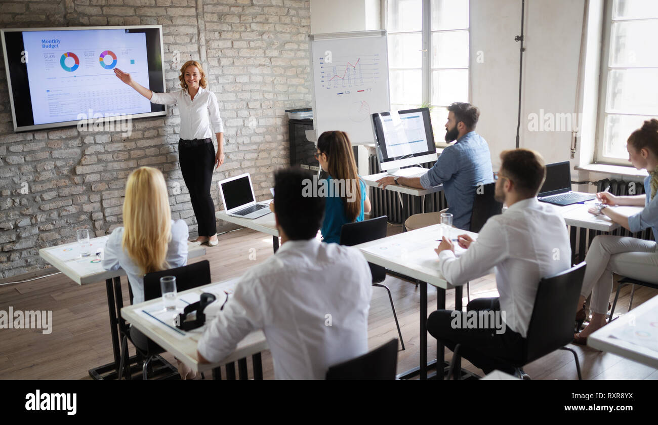 Erfolgreiche glücklichen Gruppe von Menschen lernen Software Engineering und Business während der Präsentation Stockfoto