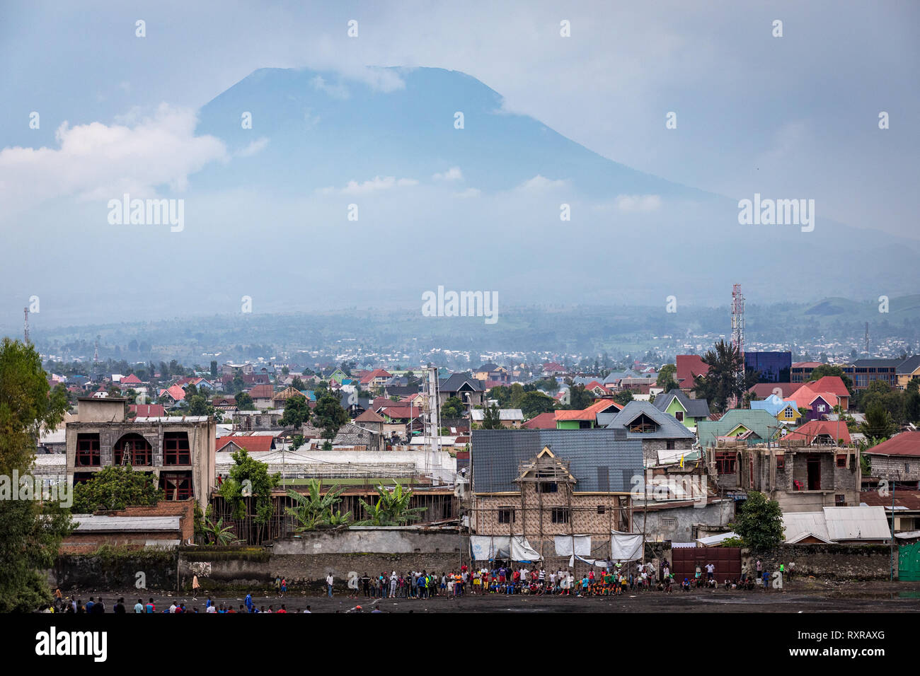 Die Stadt Goma, Demokratische Republik Kongo, mit Vulkan Nyiragongo in der Ferne Stockfoto