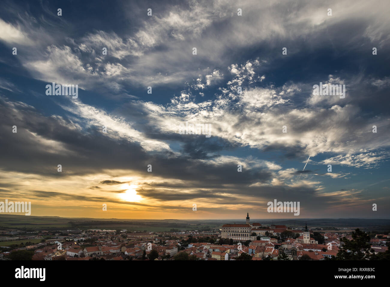 Herbst bunte Himmel mit Wolken bei Sonnenuntergang, in der Tschechischen Republik fotografiert. Stockfoto