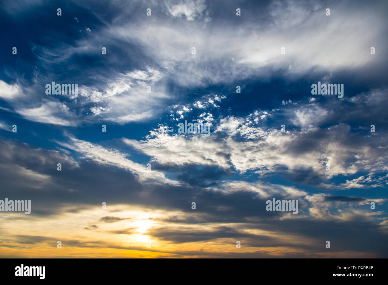 Herbst bunte Himmel mit Wolken bei Sonnenuntergang, in der Tschechischen Republik fotografiert. Stockfoto