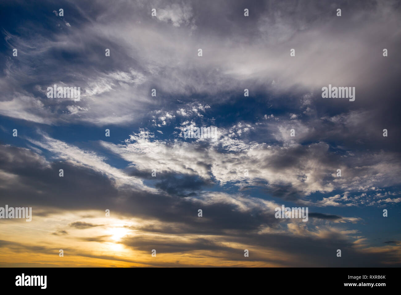 Herbst bunte Himmel mit Wolken bei Sonnenuntergang, in der Tschechischen Republik fotografiert. Stockfoto