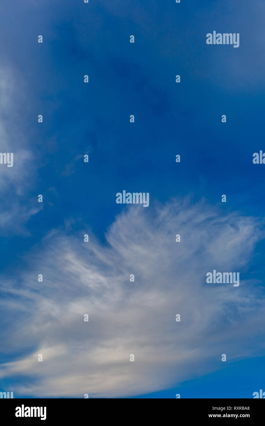 Herbst bunte Himmel mit Wolken bei Sonnenuntergang, in der Tschechischen Republik fotografiert. Stockfoto