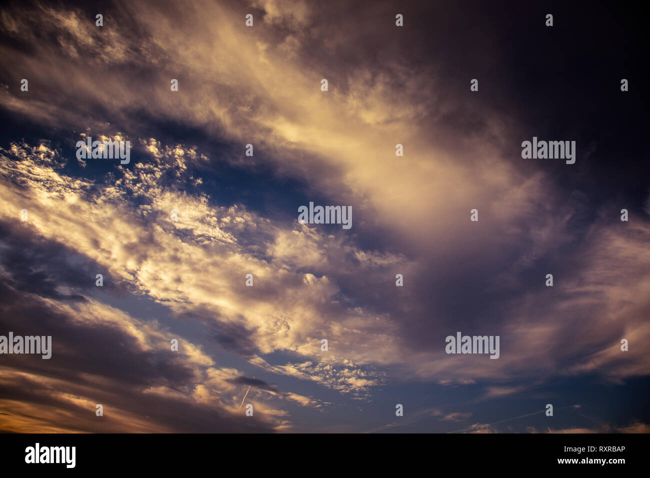 Herbst bunte Himmel mit Wolken bei Sonnenuntergang, in der Tschechischen Republik fotografiert. Stockfoto