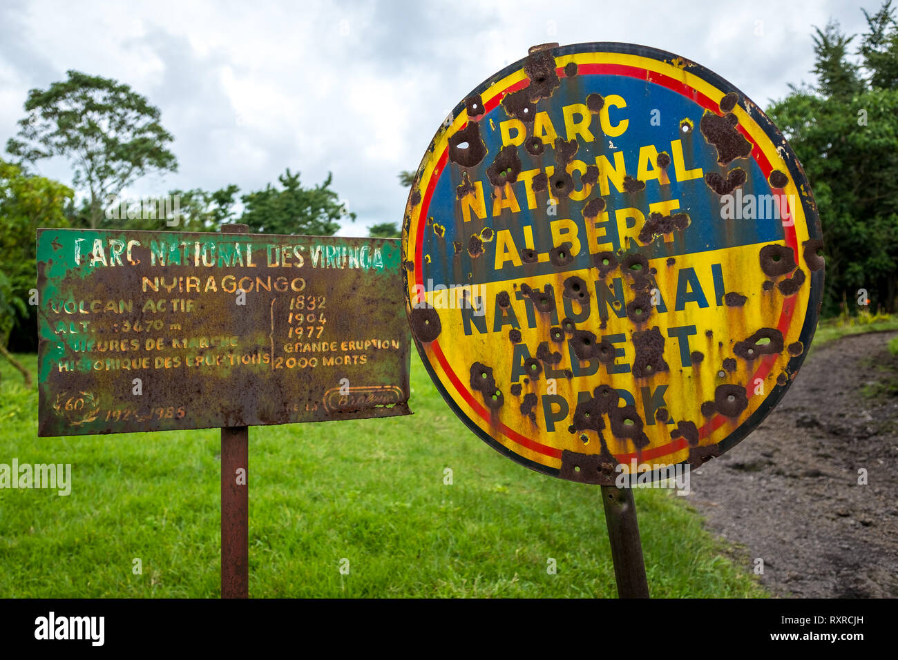 Einschusslöcher in einem Zeichen im Virunga Nationalpark in der Demokratischen Republik Kongo Stockfoto