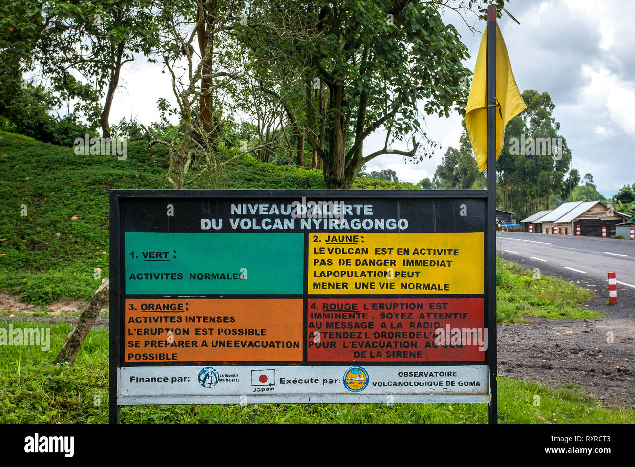 Vulkanausbruch Warnschild auf Vulkan Nyiragongo in der Demokratischen Republik Kongo Stockfoto