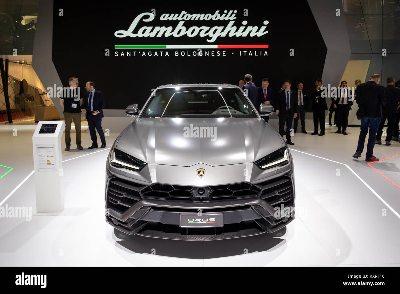 Genf, Schweiz - 6. MÄRZ 2019: Lamborghini Urus Auto auf dem 89. Internationalen Automobilsalon in Genf präsentiert. Stockfoto
