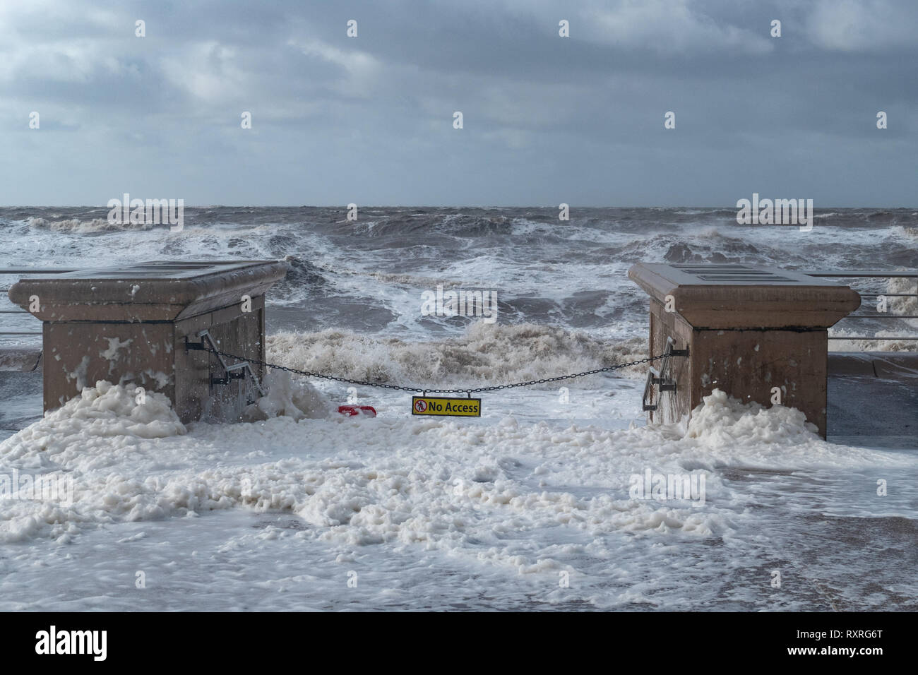 Blackpool UK, 10. März 2019. Wetter news. Stürme und Hugh wellen Teig der Küstenlinie in Blackpool heute. Die Temperatur kalt mit einer schweren Wind chill für diejenigen, die zu Fuß zu diesem Nachmittag. © Gary Telford/Alamy leben Nachrichten Stockfoto