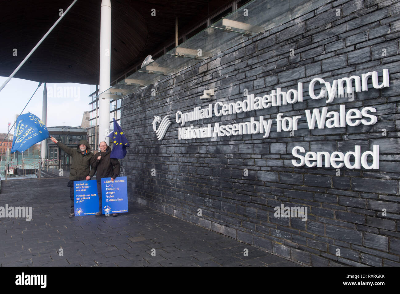 Cardiff, Wales, UK. 10. März 2019. Edmund Seiten setzt sich aus der Senedd Gebäude in Cardiff Bay auf der Cardiff Newport Bein seines entfernt. Er ist zu Fuß von Swansea nach London der Abstimmung März am 23. März. Einstellung von Swansea am Mittwoch, 6. März, Ed Ziele in London am 22. März, in der Zeit andere Swansea für Europa Mitkämpfer, die unter der Flagge für Swansea an der Abstimmung März sein zu verbinden. Die im März letzten Jahres, im Oktober, war eine der größten in der britischen Geschichte, Zeichnung 700.000 Menschen. Credit: Polly Thomas/Alamy leben Nachrichten Stockfoto