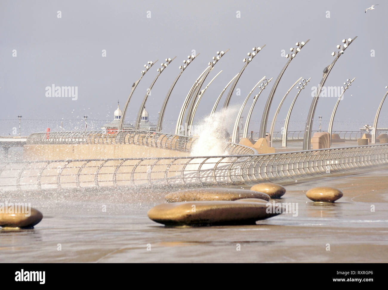 Blackpool, Lancashire, Großbritannien. 10. März 2019. Eine Kombination von Flut und starken Westwinden gale force Winde halten Menschen aus zu nahe am Meer an der Promenade in Blackpool zu wagen. Credit: Kev Walsh/Alamy leben Nachrichten Stockfoto