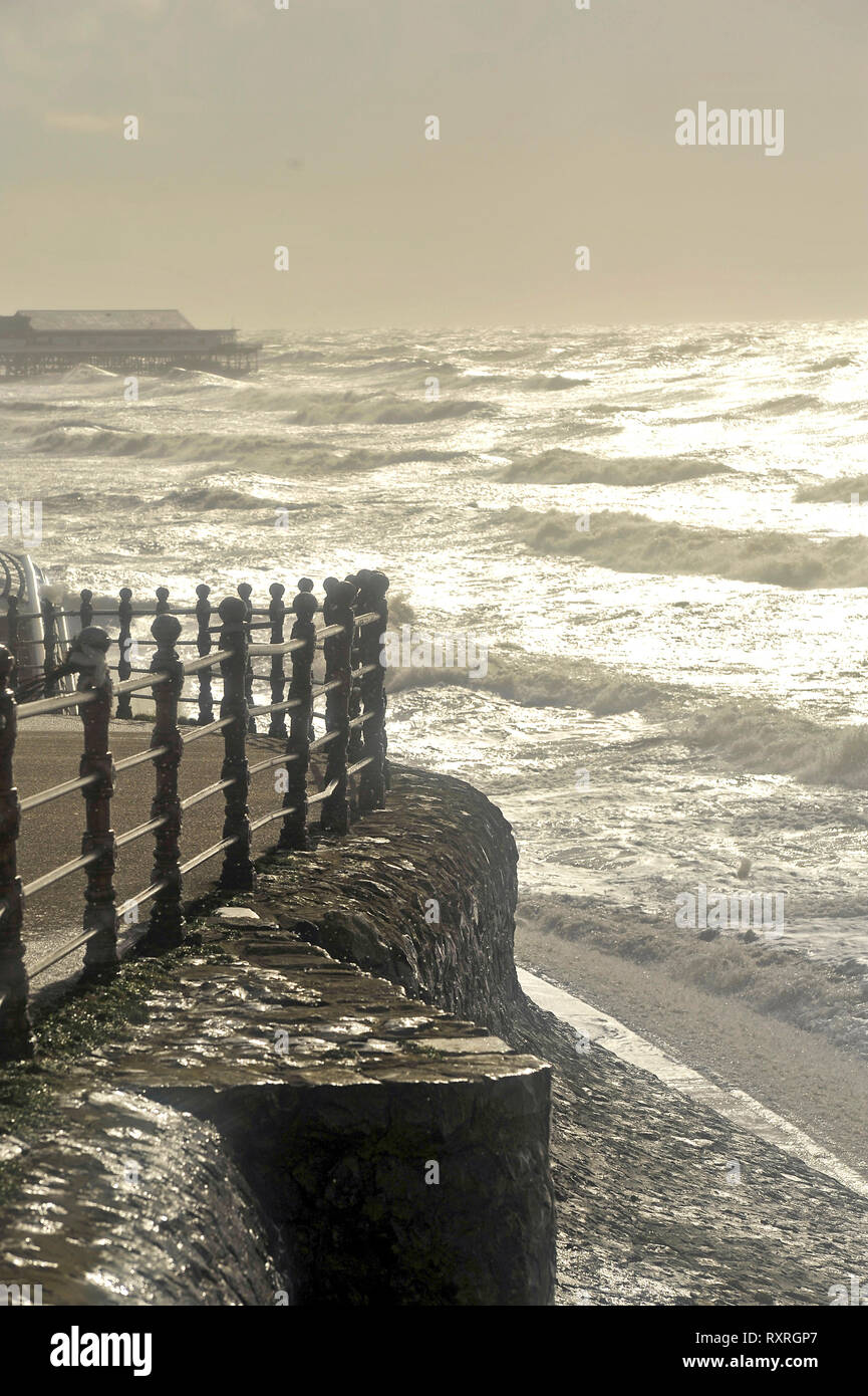 Blackpool, Lancashire, Großbritannien. 10. März 2019. Eine Kombination von Flut und starken Westwinden gale force Winde halten Menschen aus zu nahe am Meer an der Promenade in Blackpool zu wagen. Credit: Kev Walsh/Alamy leben Nachrichten Stockfoto