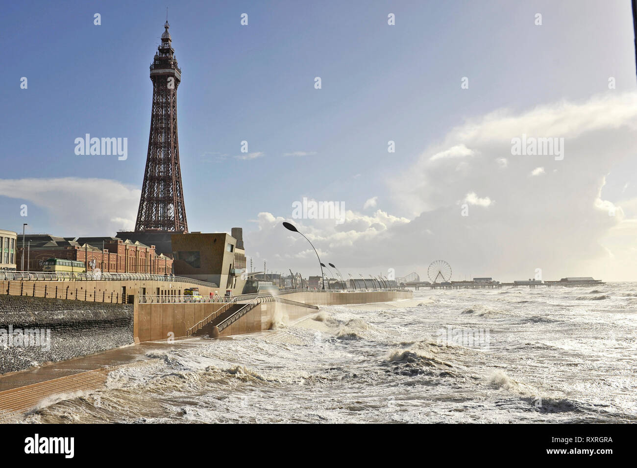 Blackpool, Lancashire, Großbritannien. 10. März 2019. Eine Kombination von Flut und starken Westwinden gale force Winde halten Menschen aus zu nahe am Meer an der Promenade in Blackpool zu wagen. Credit: Kev Walsh/Alamy leben Nachrichten Stockfoto