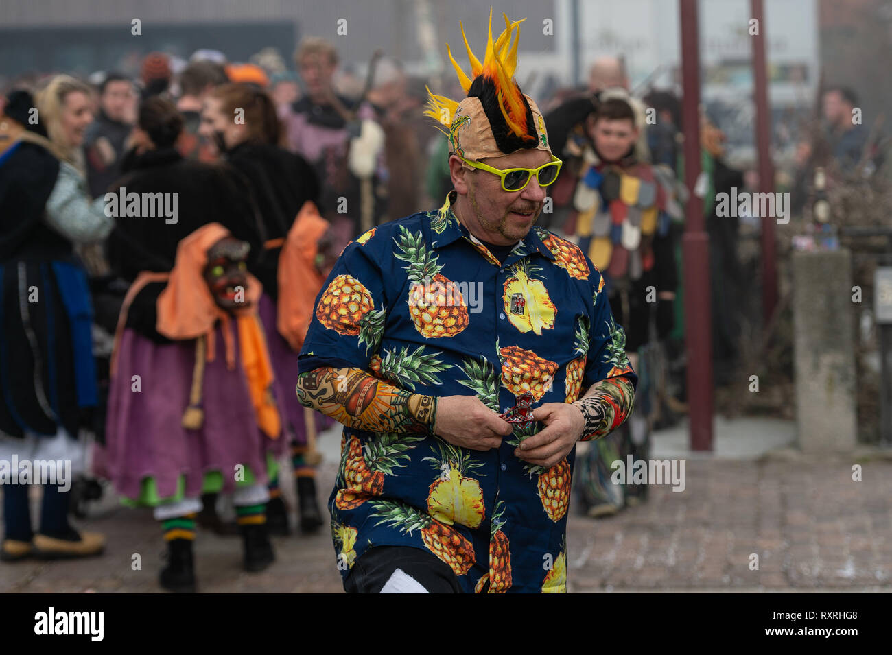 Februar 24, 2019 - Kressbronn am Bodensee, Baden-Württemberg, Deutschland - ein Nachtschwärmer ist während der Parade in Kressbronn gesehen. Das kleine Dorf Kressbronn Bodensee bin feiert Karneval eine Woche vor, so dass Sie in der nahe gelegenen Paraden während des Karnevals Wochenende teilnehmen können, Kressbronn liegt im Süden von Deutschland, in Bodensee, und sein Teil von Baden-württemberg. Credit: Bruno de Carvalho/SOPA Images/ZUMA Draht/Alamy leben Nachrichten Stockfoto