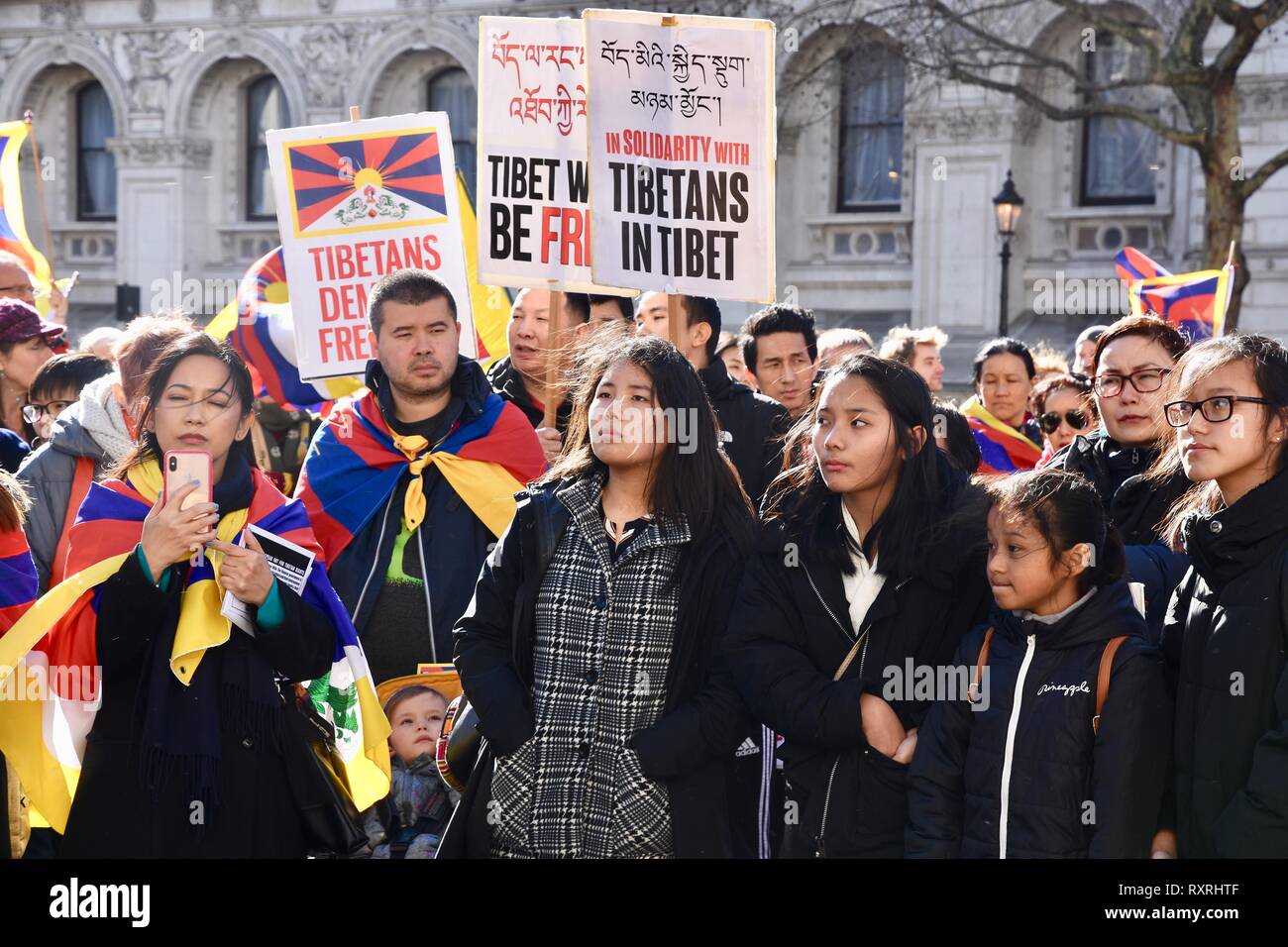 10. Mär 2019. Free Tibet Demonstration. Hunderte von Tibetern ein Protest und März in London zum Gedenken an den Volksaufstand Tag. Richmond Terrasse, gegenüber 10 Downing Street, London.UK Kredit statt: Michael Melia/Alamy leben Nachrichten Stockfoto