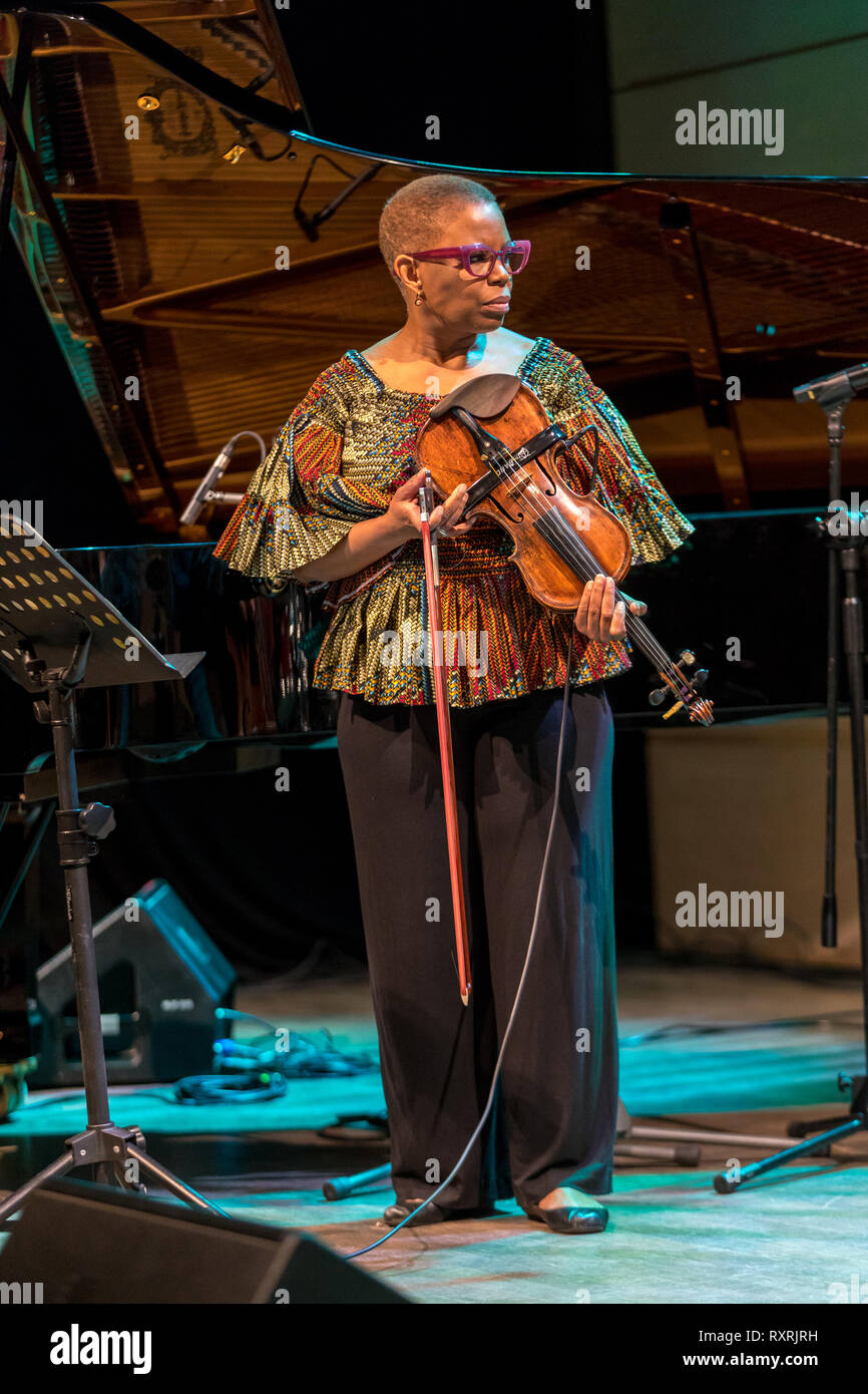 Krakau, Polen. 9. Mär 2019. Regina Carter, US-amerikanischer Jazz Geiger ein AMC Trio auf der Bühne des Manggha Museum der Japanischen Kunst und Technik leben. Krakau. Polen: Wieslaw Jarek/Alamy leben Nachrichten Stockfoto