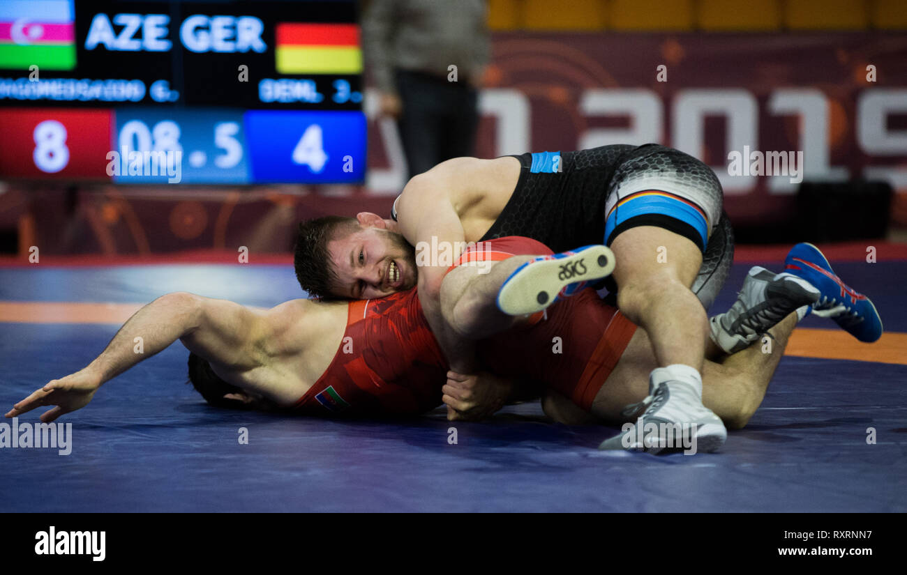 Novi Sad, Serbien. 10 Mär, 2019. United World Wrestling unter 23 Europäischen Meisterschaften; Gdzhimurad Magomedsaidov von AZE konkurriert gegen Johannes Martin Deml von GER während der Herren Freestyle 86 kg Kampf um Bronze Credit: Aktion plus Sport/Alamy leben Nachrichten Stockfoto