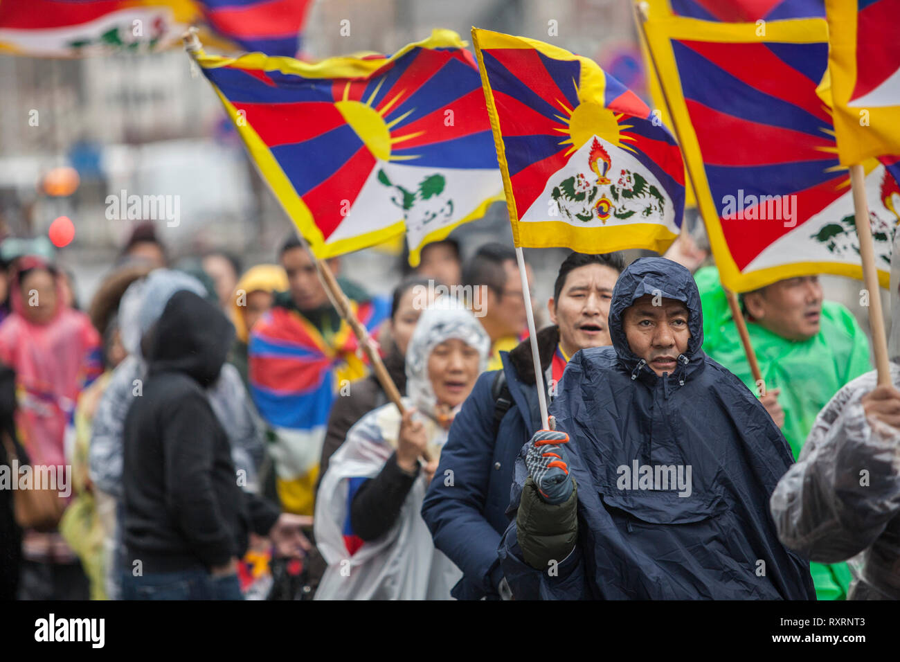 Brüssel, Belgien. 10. März 2019. Tausende von Tibetern und Unterstützern sammelte von North Station (Gare du Nord) zu Le Mont des Arts 60 tibetischen Volksaufstand zu gedenken. Tibeter und Unterstützern aus verschiedenen Teilen Europas haben in der Rallye "Europa stand mit Tibet" teilgenommen. Credit: Norbu Gyachung/Alamy Leben Nachrichten. Stockfoto