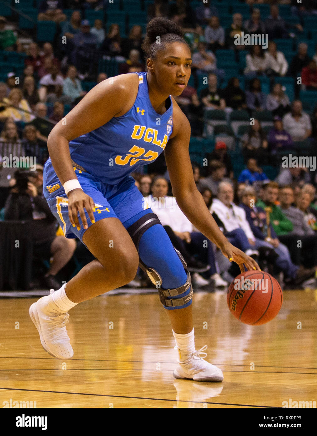 Mar 10 2019 Las Vegas, NV, USA UCLA guard Chrissy Baird (32) Laufwerke an den Korb während der NCAA Pac 12 Basketball Turnier Semi-final der Frauen zwischen den UCLA Bruins und die Oregon Docks im MGM Grand Garden Arena in Las Vegas, NV. Thurman James/CSM Stockfoto