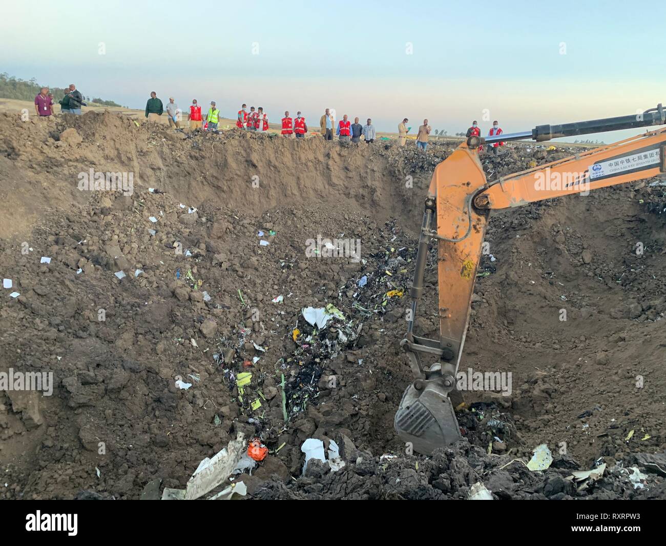 (190310) - Addis Ababa, 10. März 2019 (Xinhua) - ein Bagger arbeitet an der Absturzstelle des Flugzeuges eine Ethiopian Airlines", etwa 50 km östlich von Addis Abeba, der Hauptstadt von Äthiopien, am 10. März 2019. Alle 157 Menschen an Bord Ethiopian Airlines Flug waren tot bestätigt wie Afrika die am schnellsten wachsende Fluggesellschaft der schlimmsten je Vorfall in seiner Geschichte erlebt. Der Vorfall am Sonntag, die mit einer Boeing 737-800 MAX, ein paar Minuten nachdem das Flugzeug von Addis Abeba Bole International Airport, Nairobi, Kenia. Es herum Bishoftu Stadt stürzte, die Fluggesellschaft sagte. (Xinhua / Wang Shoubao) Stockfoto