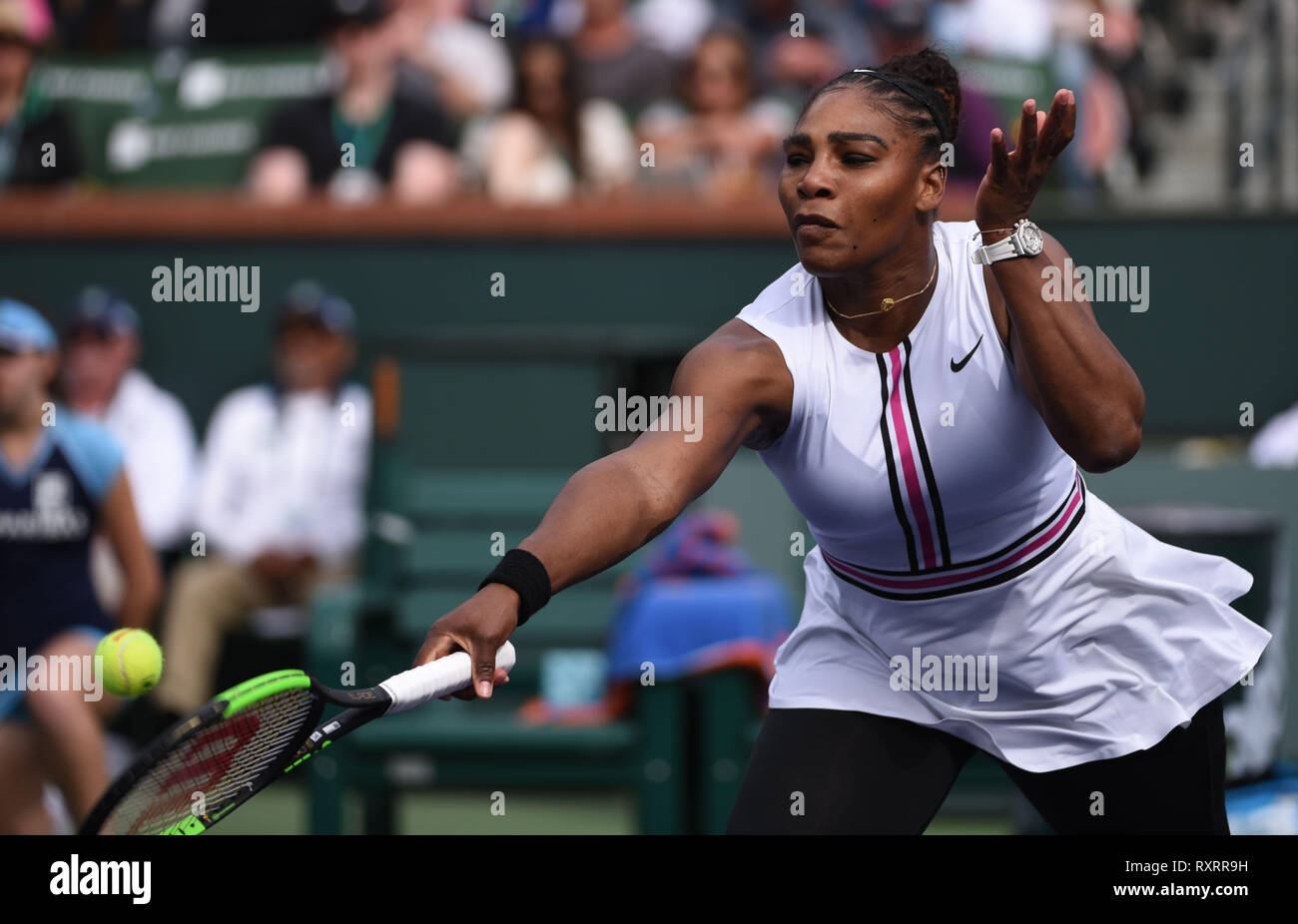 Indian Wells, Kalifornien, USA. 10. März, 2019: Serena Williams in Aktion gegen Garbine Muguruza während der BNP Paribas Open in Indian Wells Tennis Garden im kalifornischen Indian Wells John Green/CSM Credit: Cal Sport Media/Alamy leben Nachrichten Stockfoto