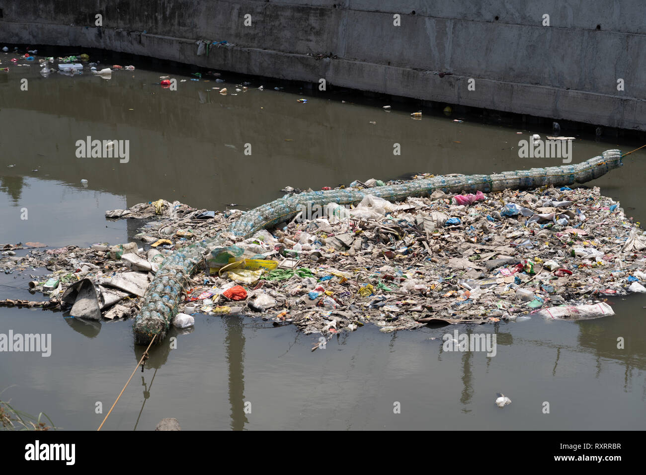 Cebu City, Philippinen. 10. Mär 2019. Eine Barriere aus recycelten Plastikflaschen verpackt in die Verrechnung über einen Fluss verwendet Garbage, die sonst würde in den Ozean schwimmen zu fangen gespannt. Ein jüngster Bericht der NRO (GAIA) (Globale Allianz für thermische Nachverbrennungsanlage Alternativen) Highlights die schockierende Verwendung von Kunststoff innerhalb der Philippinen. Zahlen gehören rund 60 Milliarden Sachets zum Einmalgebrauch, 57 Millionen Tüten schätzungsweise 16,5 Milliarden kleiner Plastiktüten bekannt als "Labo" jährlich verwendet werden. Quelle: bildergallerie 2/Alamy leben Nachrichten Stockfoto