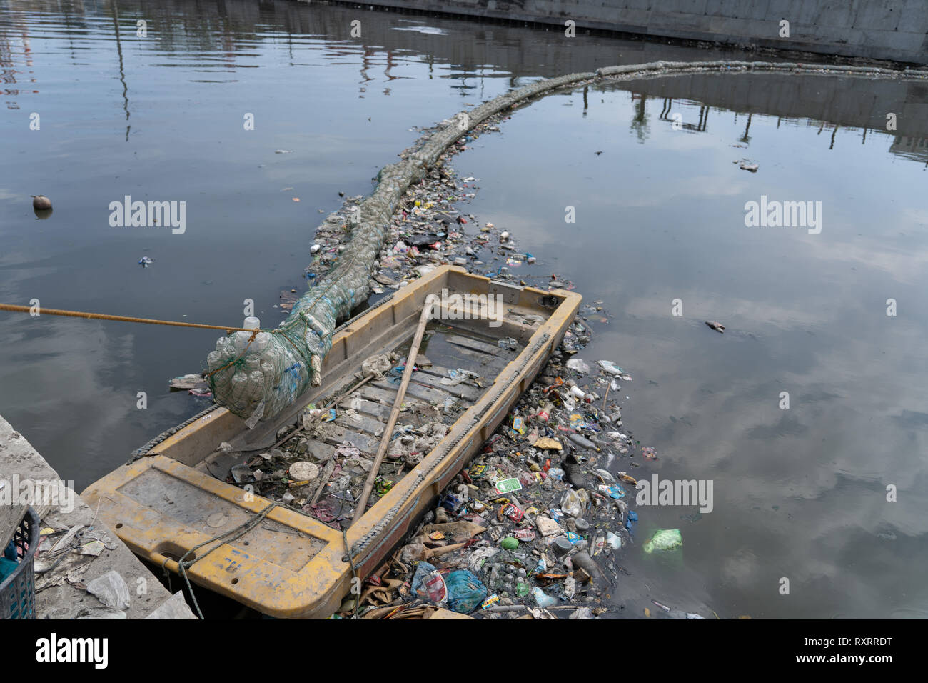 Cebu City, Philippinen. 10. Mär 2019. Eine Barriere aus recycelten Plastikflaschen verpackt in die Verrechnung über einen Fluss verwendet Garbage, die sonst würde in den Ozean schwimmen zu fangen gespannt. Ein jüngster Bericht der NRO (GAIA) (Globale Allianz für thermische Nachverbrennungsanlage Alternativen) Highlights die schockierende Verwendung von Kunststoff innerhalb der Philippinen. Zahlen gehören rund 60 Milliarden Sachets zum Einmalgebrauch, 57 Millionen Tüten schätzungsweise 16,5 Milliarden kleiner Plastiktüten bekannt als "Labo" jährlich verwendet werden. Quelle: bildergallerie 2/Alamy leben Nachrichten Stockfoto
