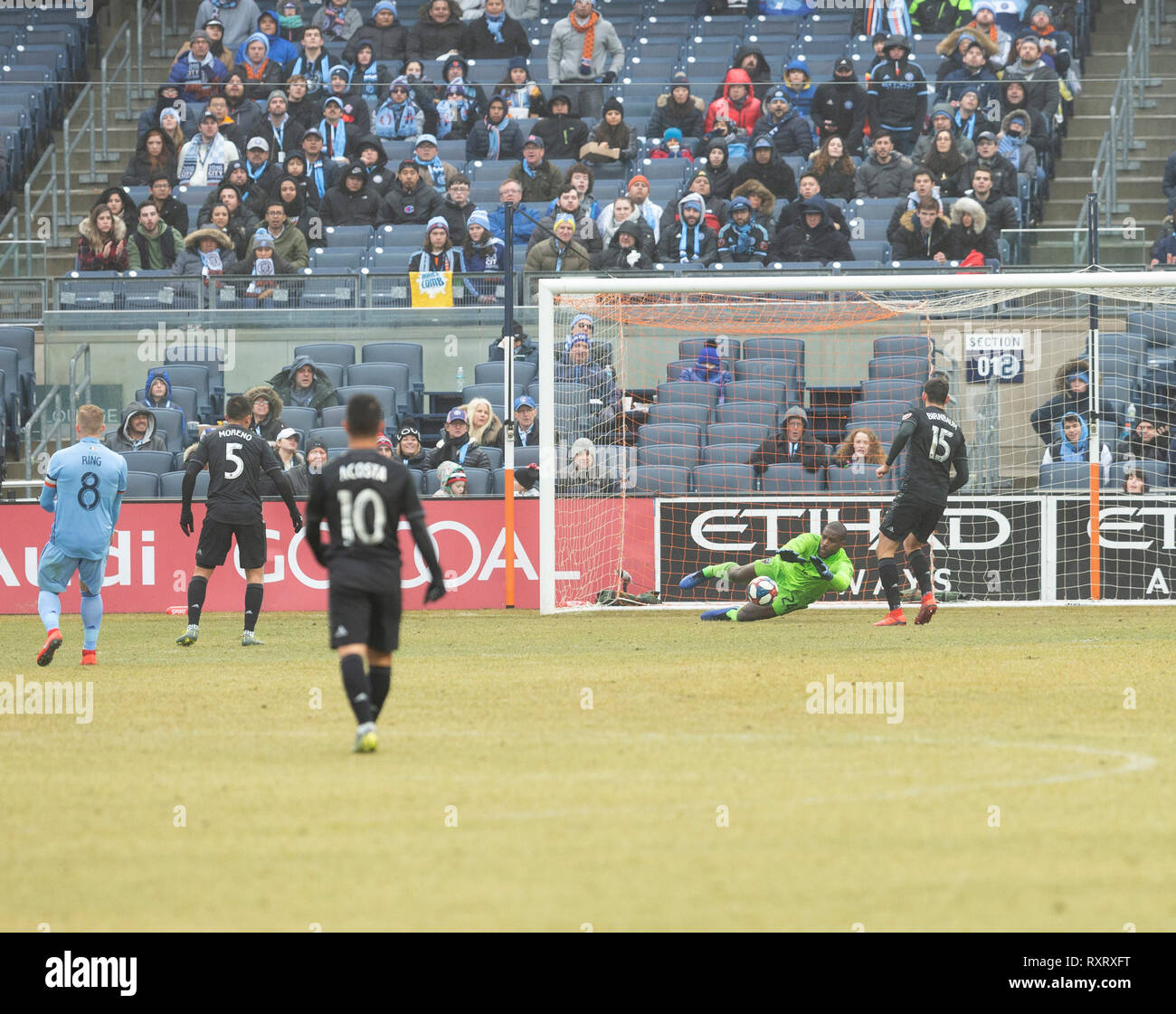 New York, Vereinigte Staaten. 10 Mär, 2019. New York, NY - 10. März 2019: Torhüter Bill Hamid (24) von DC United speichert während MLS regelmäßige Spiel gegen NYCFC im Yankee Stadium Spiel endete in der Tabelle mit Platz 2 begnuegen draw Credit: Lev radin/Alamy leben Nachrichten Stockfoto