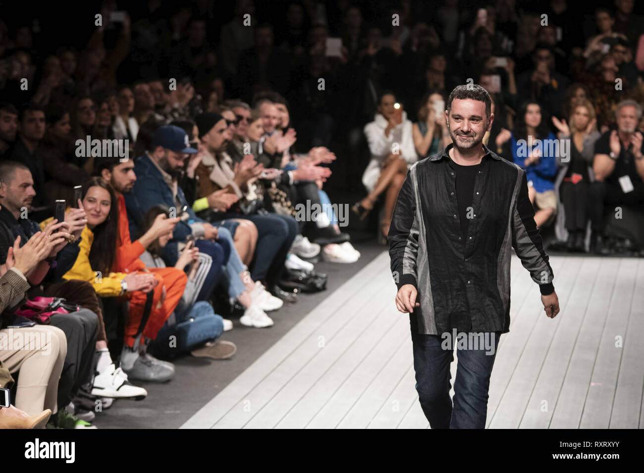 Lissabon, Portugal. 8 Mär, 2019. Fashion Designer Valentim Quaresma gesehen wird, gehen die Start- und Landebahn am 'Modalisboa Insight' - Lissabon Fashion Week in Carlos Lopes Pavillon, Lissabon. Quelle: Hugo Amaral/SOPA Images/ZUMA Draht/Alamy leben Nachrichten Stockfoto