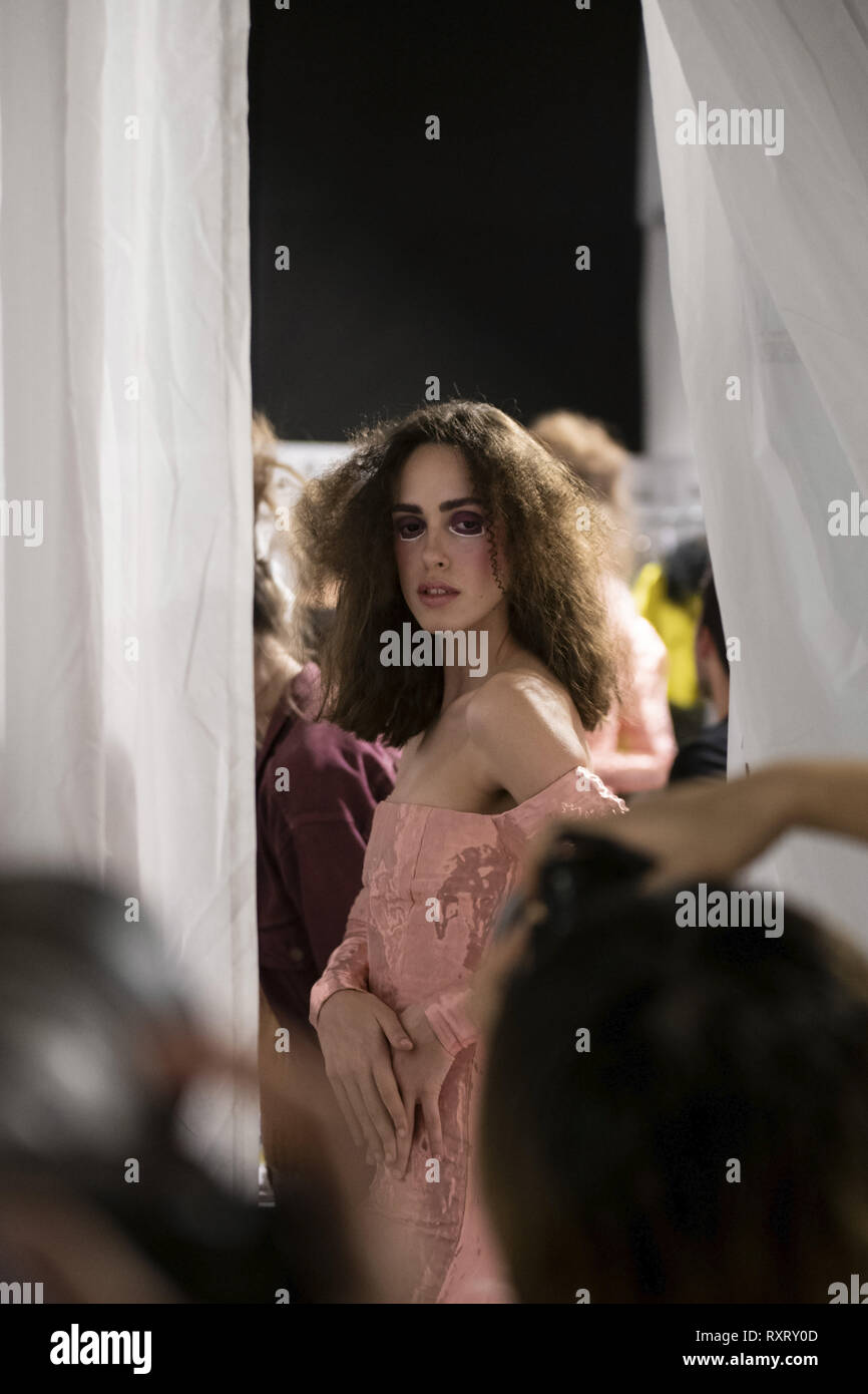 Lissabon, Portugal. 9 Mär, 2019. Ein Modell gesehen für ein Foto vor der Show als Teil von 'Modalisboa Insight' - Lissabon Fashion Week in Carlos Lopes Pavillon, Lissabon posieren. Quelle: Hugo Amaral/SOPA Images/ZUMA Draht/Alamy leben Nachrichten Stockfoto