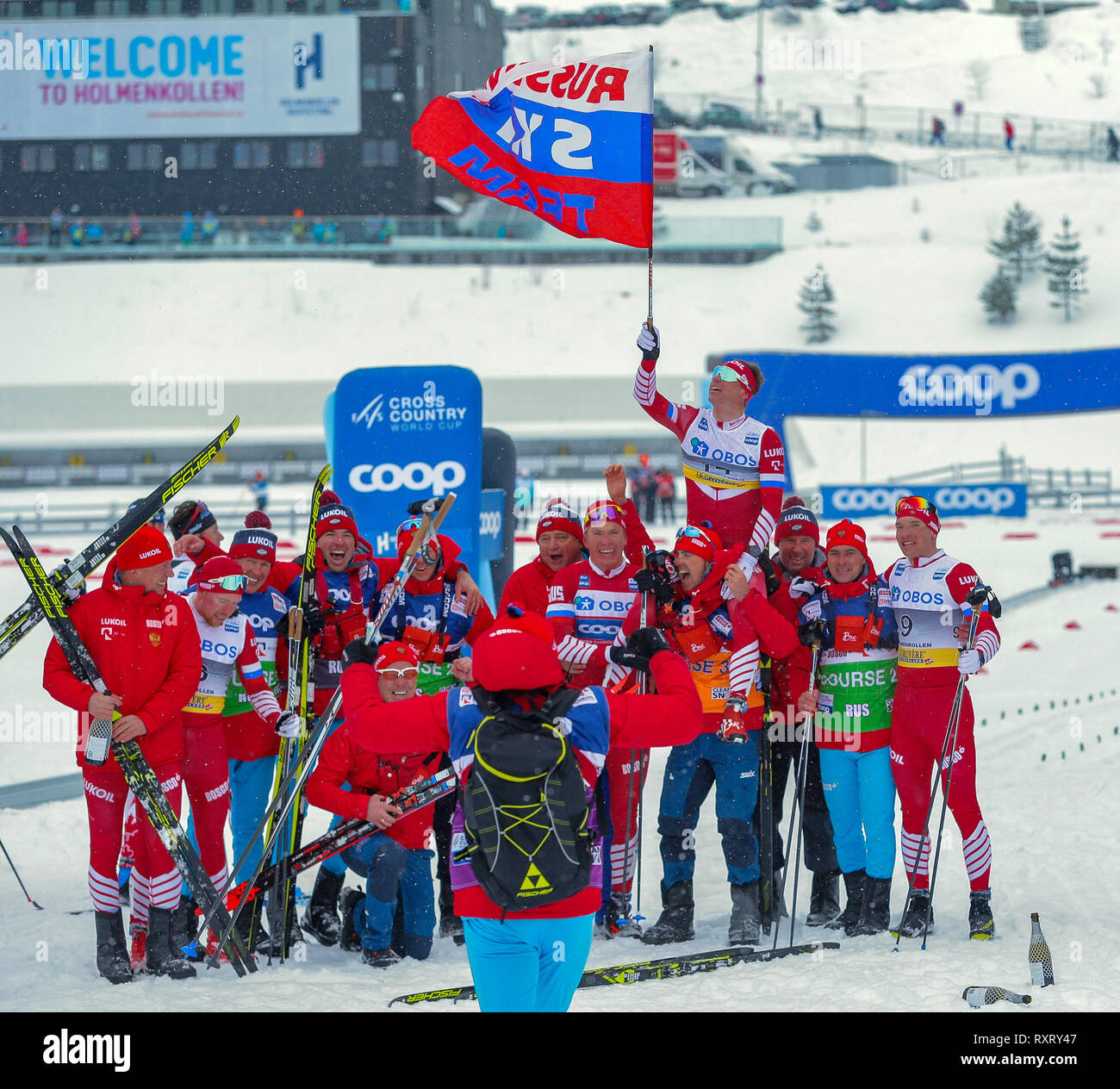 Holmenkollen, Oslo, Norwegen. 9 Mär, 2019. Raw, Holmenkollen, Tag 2; Maxim Vylegzhanin von Russland feiert mit Teamkollegen nach der Männer 50 km klassische Technik Massenstart während der Ski Festival und die rohen Air Turnier in Holmenkollen Oslo, Norwegen Quelle: Aktion plus Sport/Alamy leben Nachrichten Stockfoto