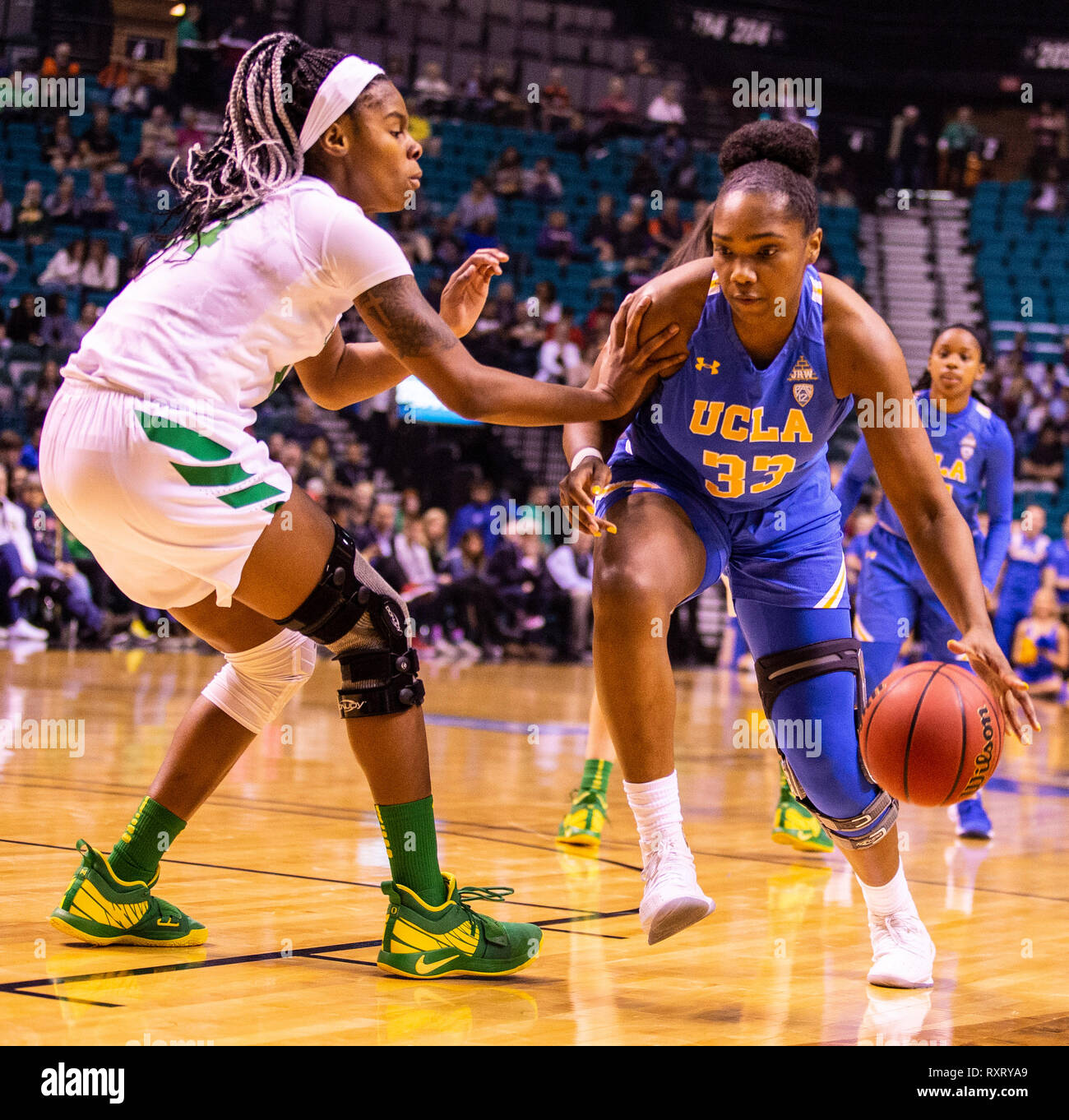 Mar 10 2019 Las Vegas, NV, USA CAPITION KORREKTUR, UCLA guard Chrissy Baird (32) Laufwerke an den Korb während der NCAA Pac 12 Basketball Turnier Semi-final der Frauen zwischen den UCLA Bruins und die Oregon Ducks 83-88 im MGM Grand Garden Arena in Las Vegas, NV verloren. Thurman James/CSM Stockfoto