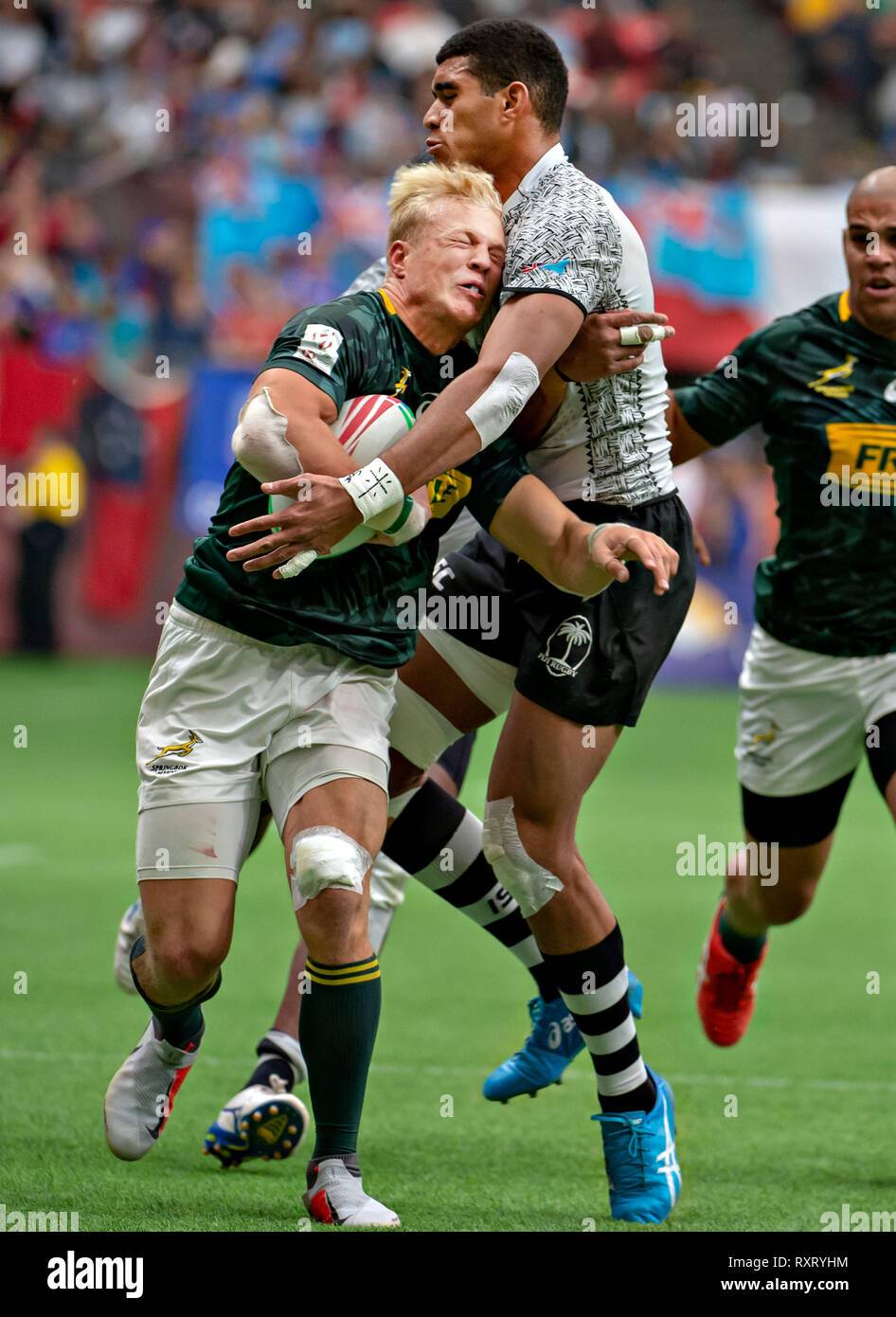 Vancouver, Kanada. 10 Mär, 2019. JC Pretorius (L) von Südafrika und Meli Derenalagi von Fidschi konkurrieren in der HSBC World Rugby sieben Reihe bei BC Place in Vancouver, Kanada, 10. März 2019. Credit: Andrew Soong/Xinhua/Alamy leben Nachrichten Stockfoto