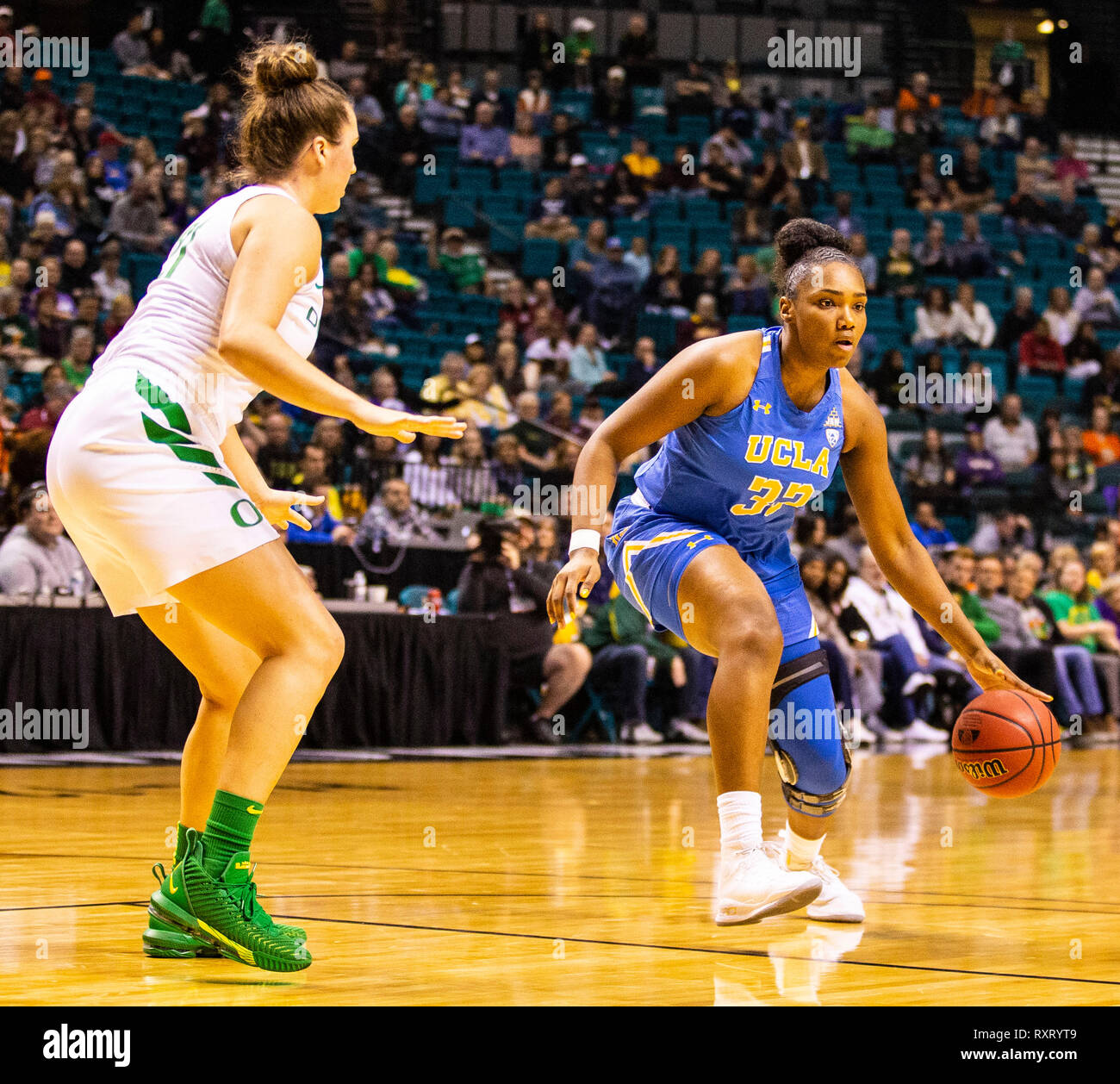 09 Mrz 2019 Las Vegas, NV, USA CAPITION KORREKTUR, UCLA guard Chrissy Baird (32) Laufwerke an den Korb während der NCAA Pac 12 Basketball Turnier Semi-final der Frauen zwischen den UCLA Bruins und die Oregon Ducks 83-88 im MGM Grand Garden Arena in Las Vegas, NV verloren. Thurman James/CSM Stockfoto