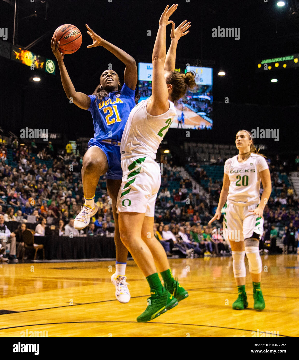 09 Mrz 2019 Las Vegas, NV, USA CAPITION KORREKTUR, UCLA, Michaela Onyenwere (21) Laufwerke an den Korb während der NCAA Pac 12 Basketball Turnier Semi-final der Frauen zwischen den UCLA Bruins und die Oregon Ducks 83-88 im MGM Grand Garden Arena in Las Vegas, NV verloren. Thurman James/CSM Stockfoto