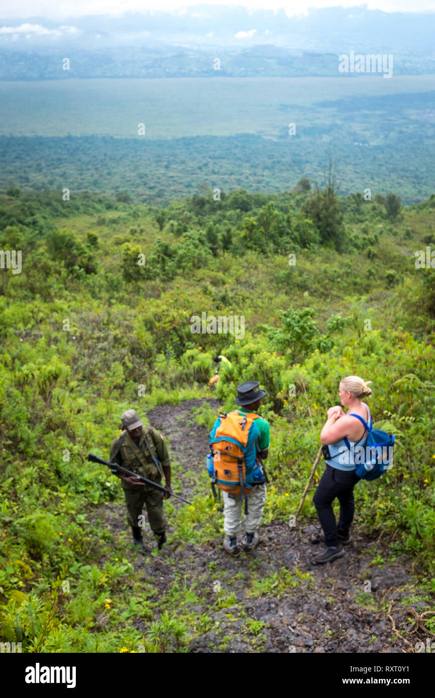 Wanderer Climbing Mount Nyiragongo in der Demokratischen Republik Kongo Stockfoto