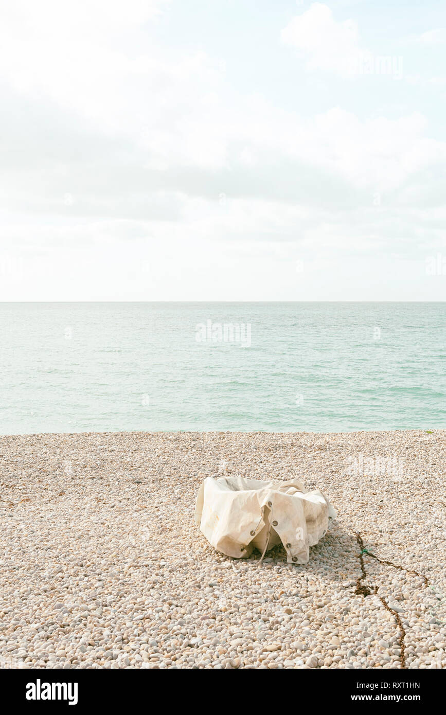 Boot mit Liegeplatzabdeckung am Strand Stockfoto