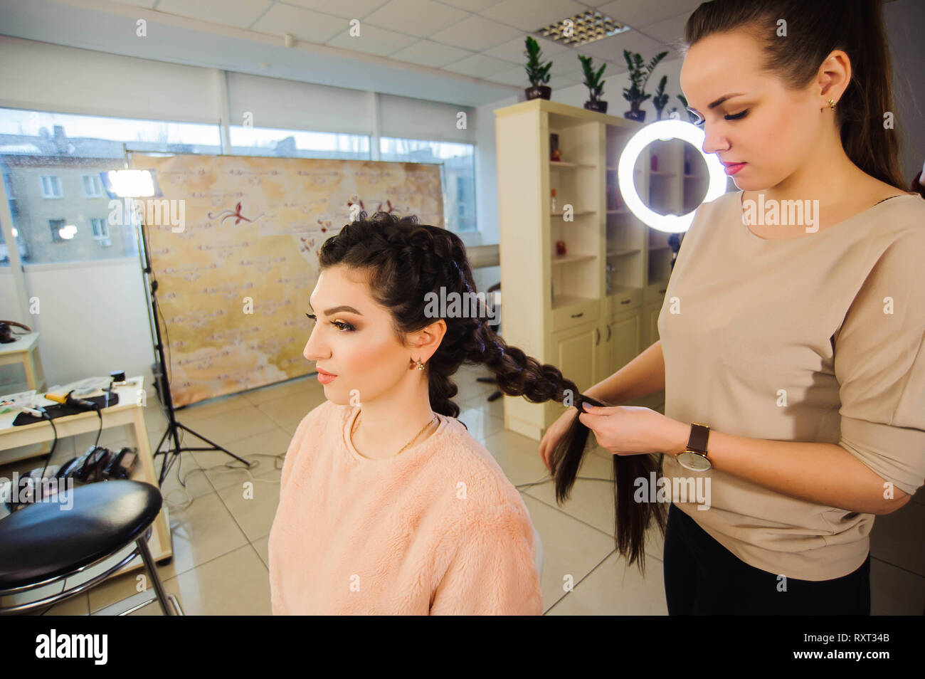 Schöne Frau, die immer Haarschnitt von Friseur im Beauty-salon Stockfoto