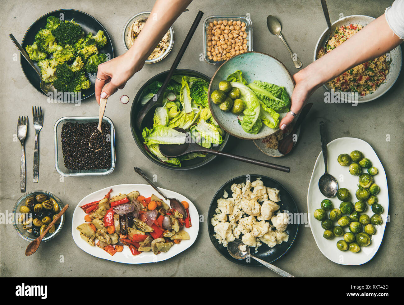 Gesunde vegane Gerichte und Frau Hände Mischen von Zutaten auf Platte Stockfoto