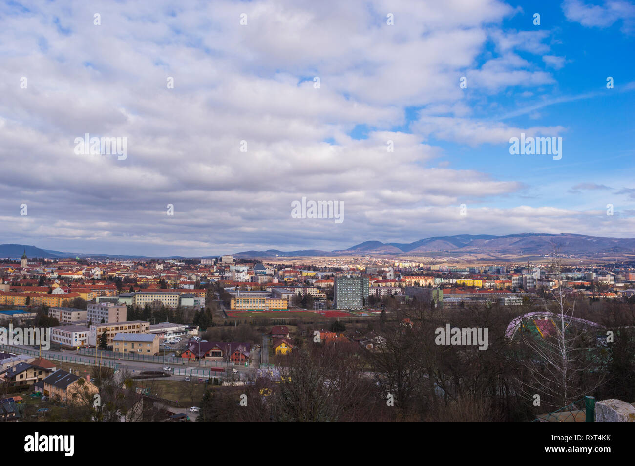 PRESOV, SLOWAKEI - 15. FEBRUAR 2019: allgemeine Ansicht der Stadt Presov und die Berge am Horizont Stockfoto