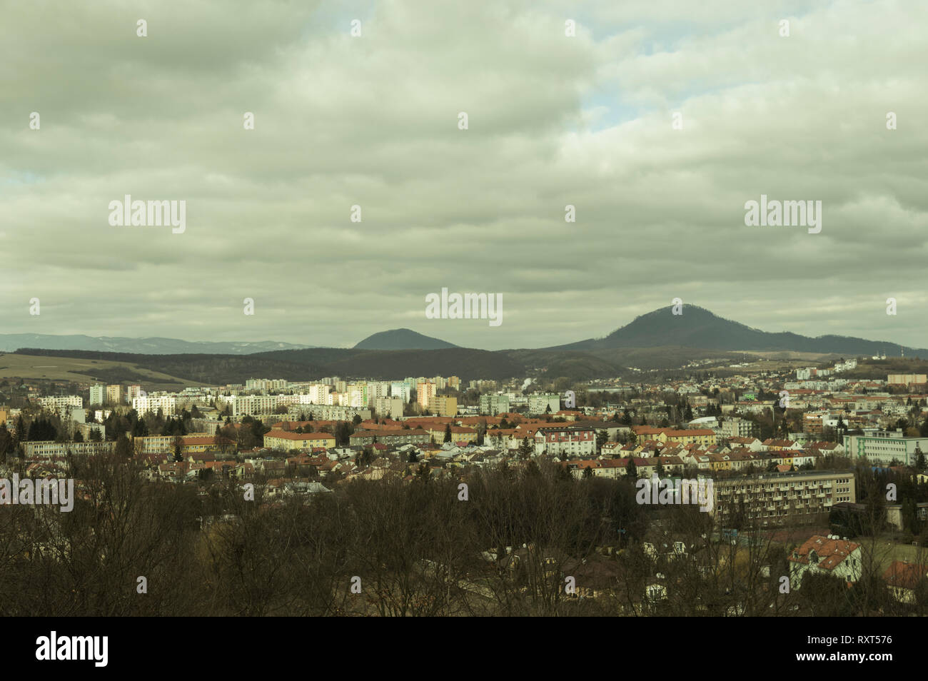 PRESOV, SLOWAKEI - 15. FEBRUAR 2019: allgemeine Ansicht der Stadt Presov und die Berge am Horizont Stockfoto