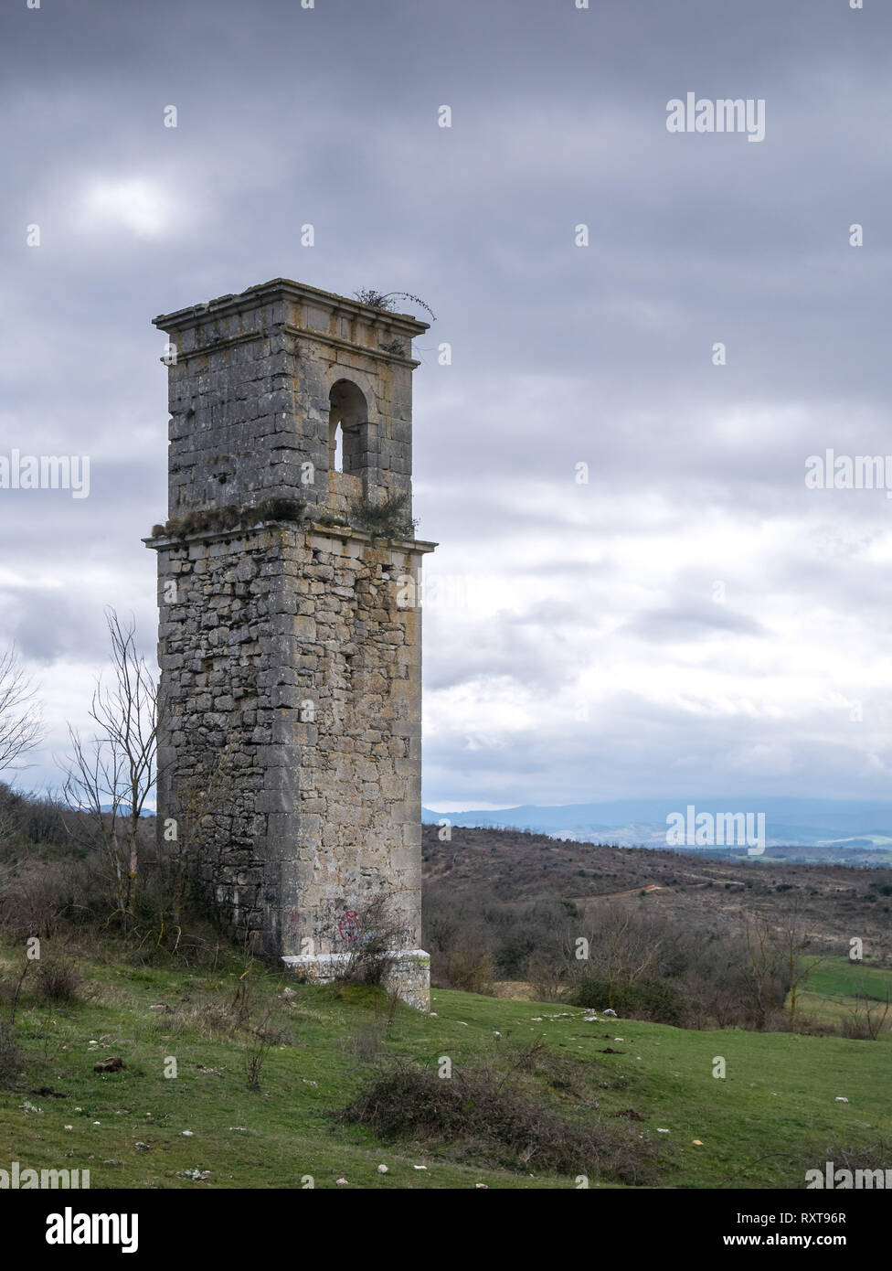 Alte Kirche Turm der abgebrochener Haunted Village von Ochate, Treviño Land, Burgos, Spanien Stockfoto