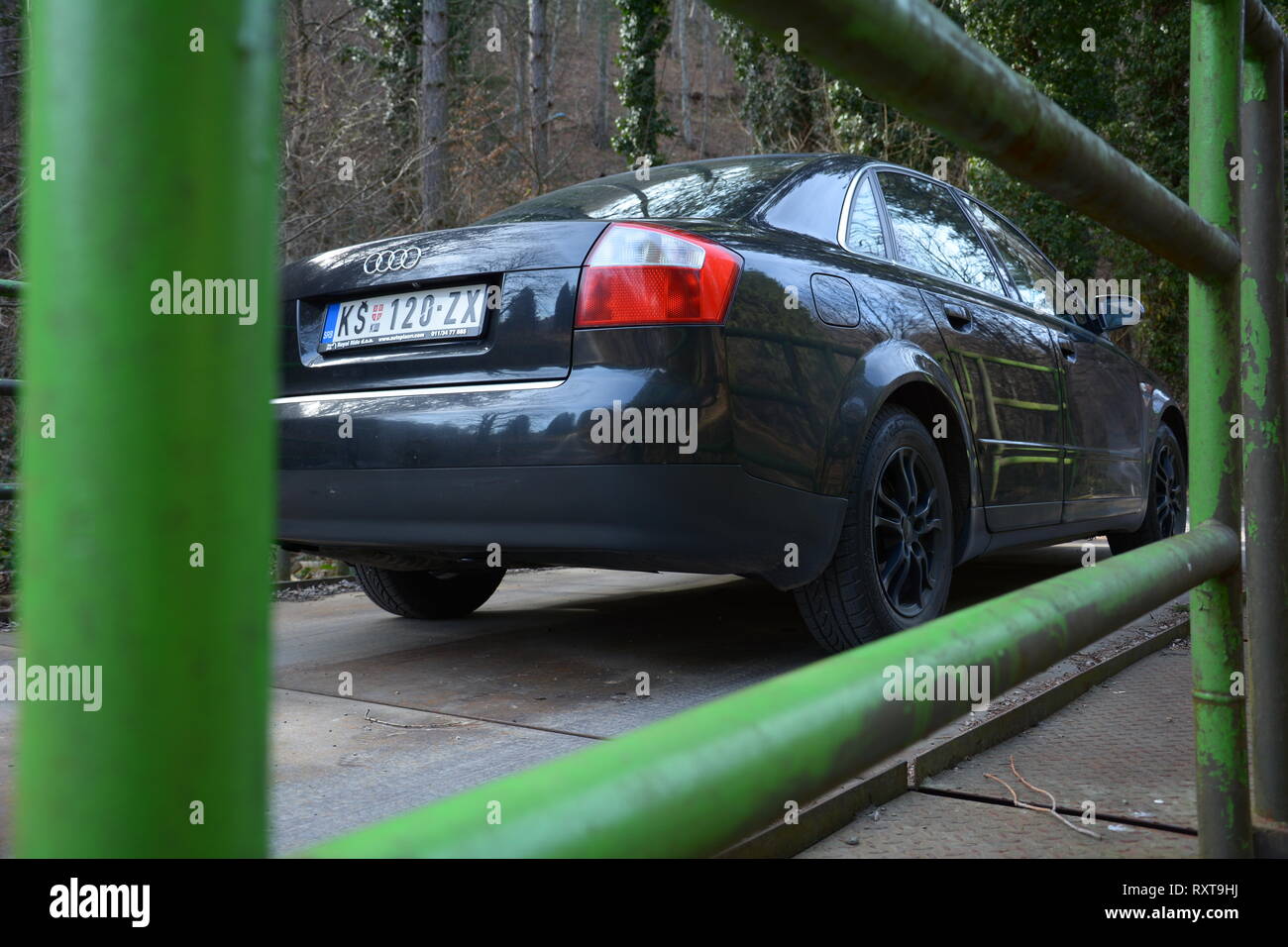 Audi A4 B6 letzte Teil auf der Brücke Stockfoto