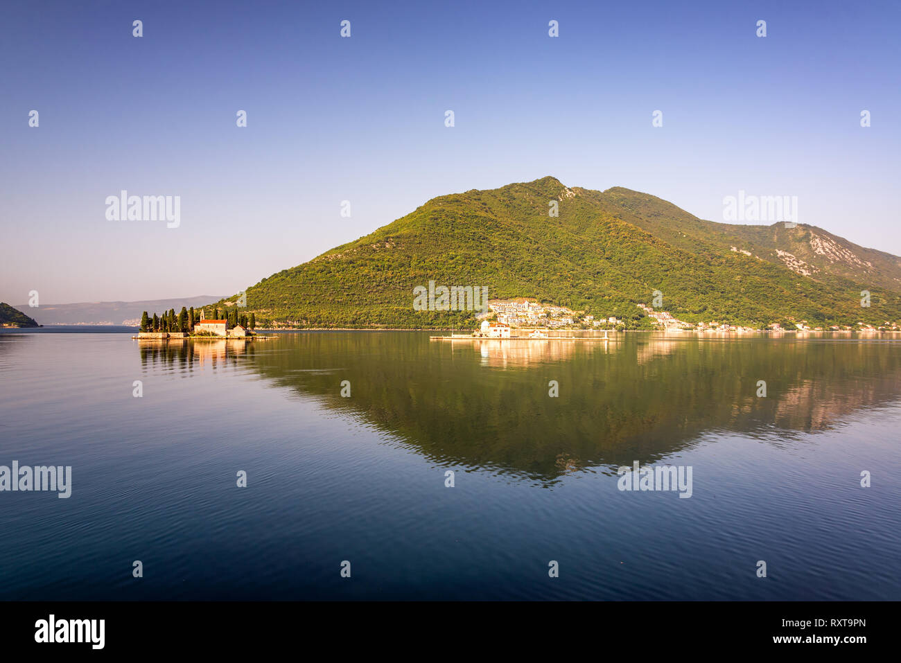 Am frühen Morgen auf die Landschaft unserer Lieben Frau von den Felsen Insel in Perast, Montenegro Stockfoto