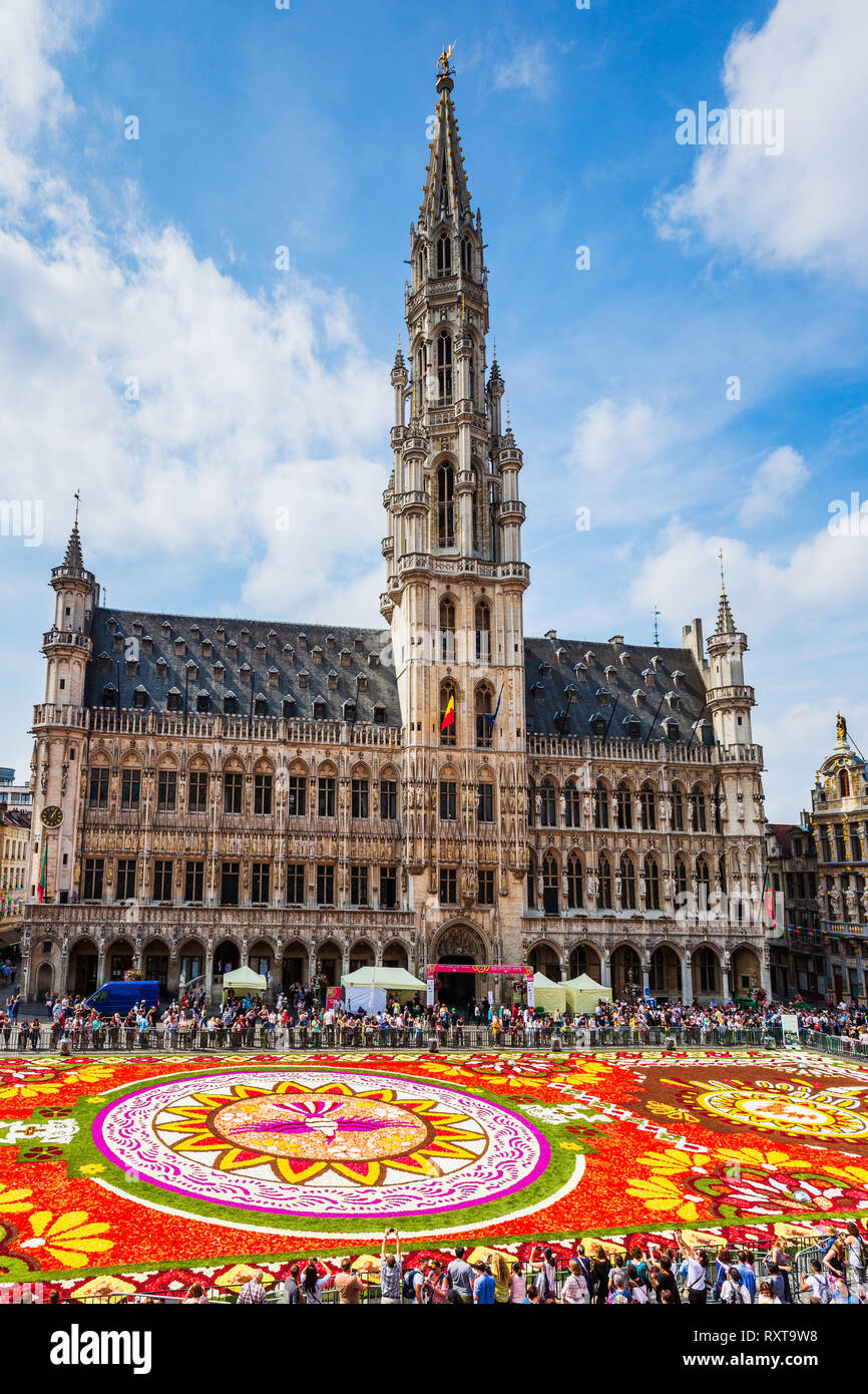 Brüssel, Belgien - 16. August 2018: Grand Place während Blütenteppich Festival. Das Thema dieses Jahres war Mexiko. Stockfoto